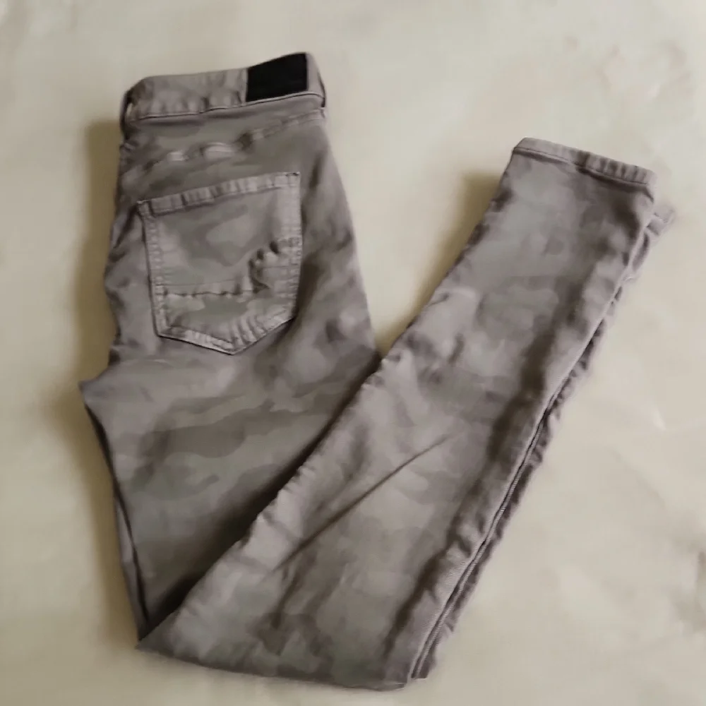 American Eagle Women's Muted Grey Camo Next Level Stretch High Rise Jeggings - 4